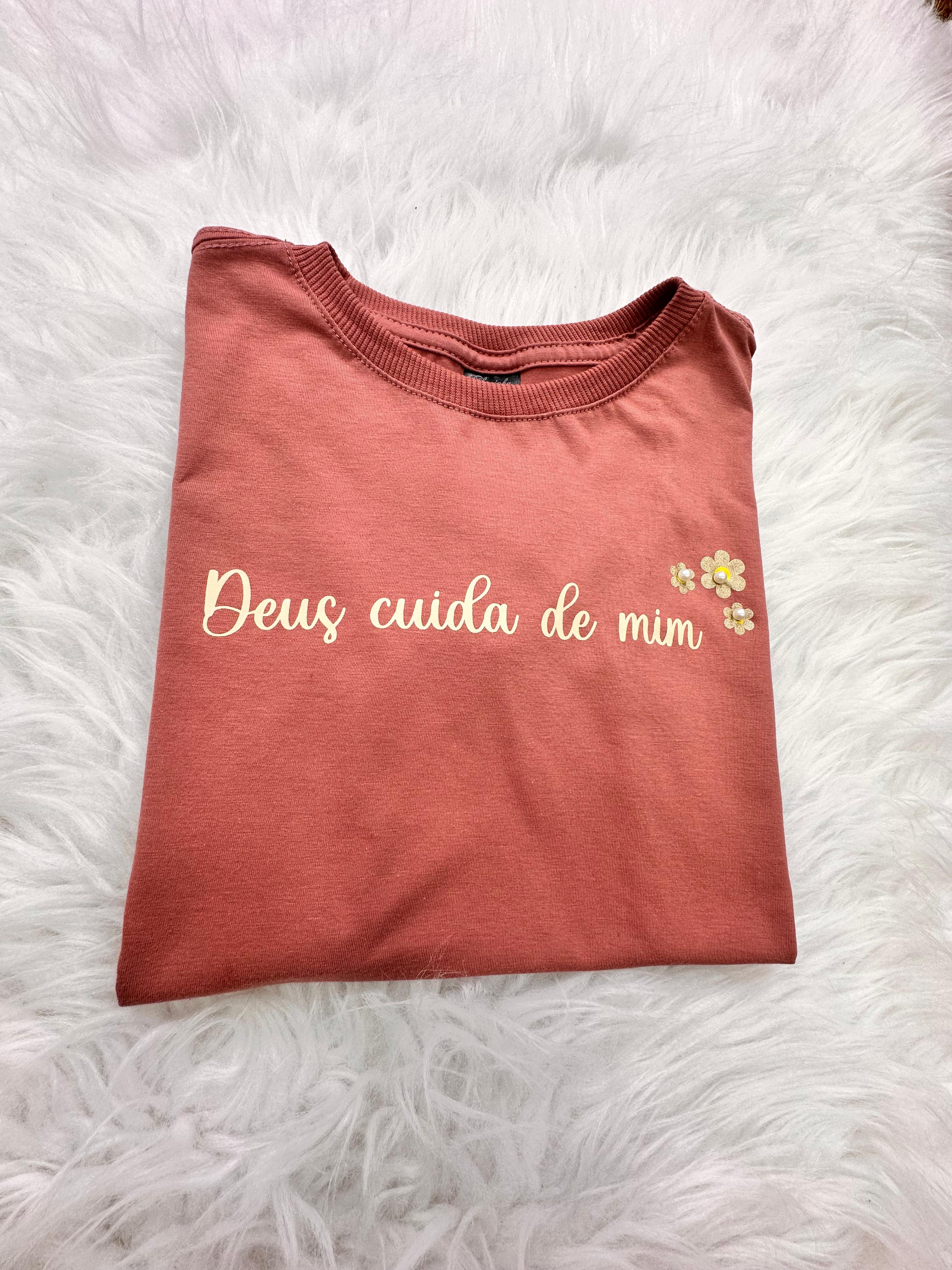 Camisa Deus Cuida Salmão